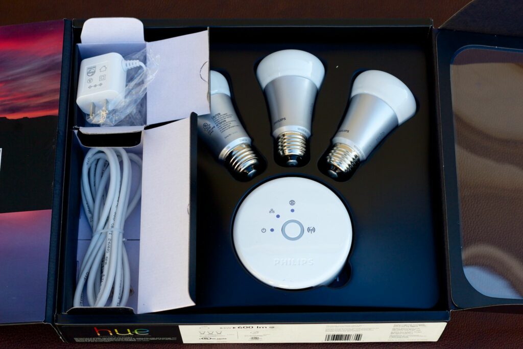 Packaging du kit starter des ampoules connectées Philips Hue Color